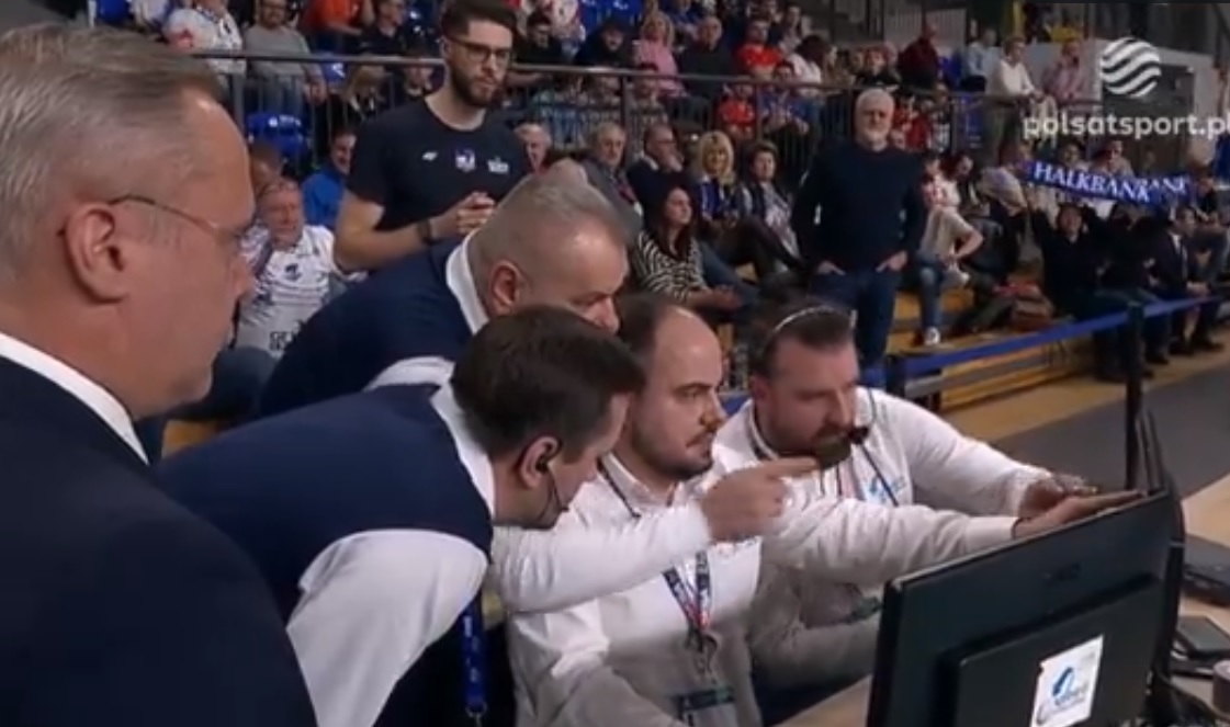 Kompromitacja sędziów w meczu ZAKSY! Pomylili wynik, kilkanaście minut przerwy w grze [WIDEO]