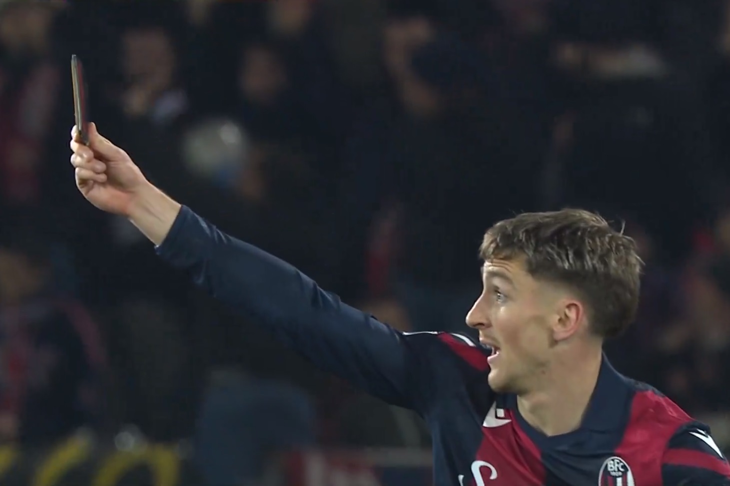 Nietypowe znalezisko w meczu Serie A. Rozbrajająca reakcja piłkarza, rzadko spotykane obrazki [WIDEO]