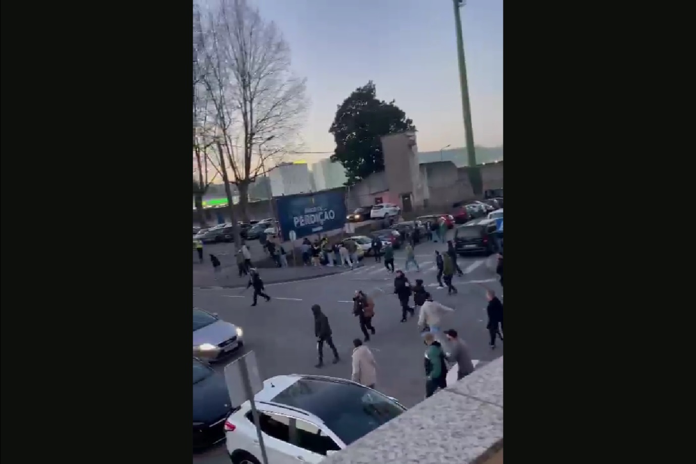 Mecz czołowej ligi musiał zostać przełożony. Policjanci uznali, że są chorzy, fani wszczęli zamieszki