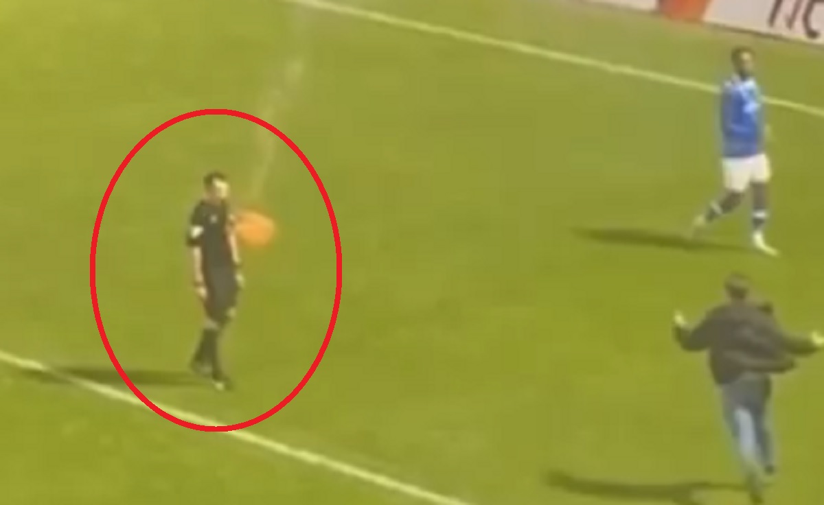 Dantejskie sceny w lidze angielskiej. Arbiter trafiony flarą przez kibiców [WIDEO]