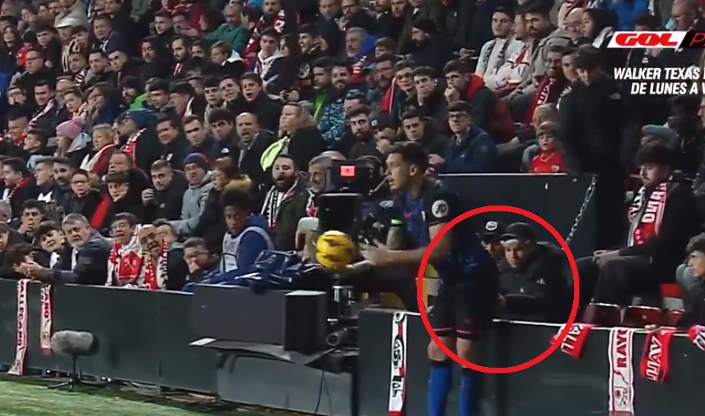 Obsceniczne zachowanie kibica w meczu La Liga. Wbił palec w pośladki piłkarza Sevilli [WIDEO]