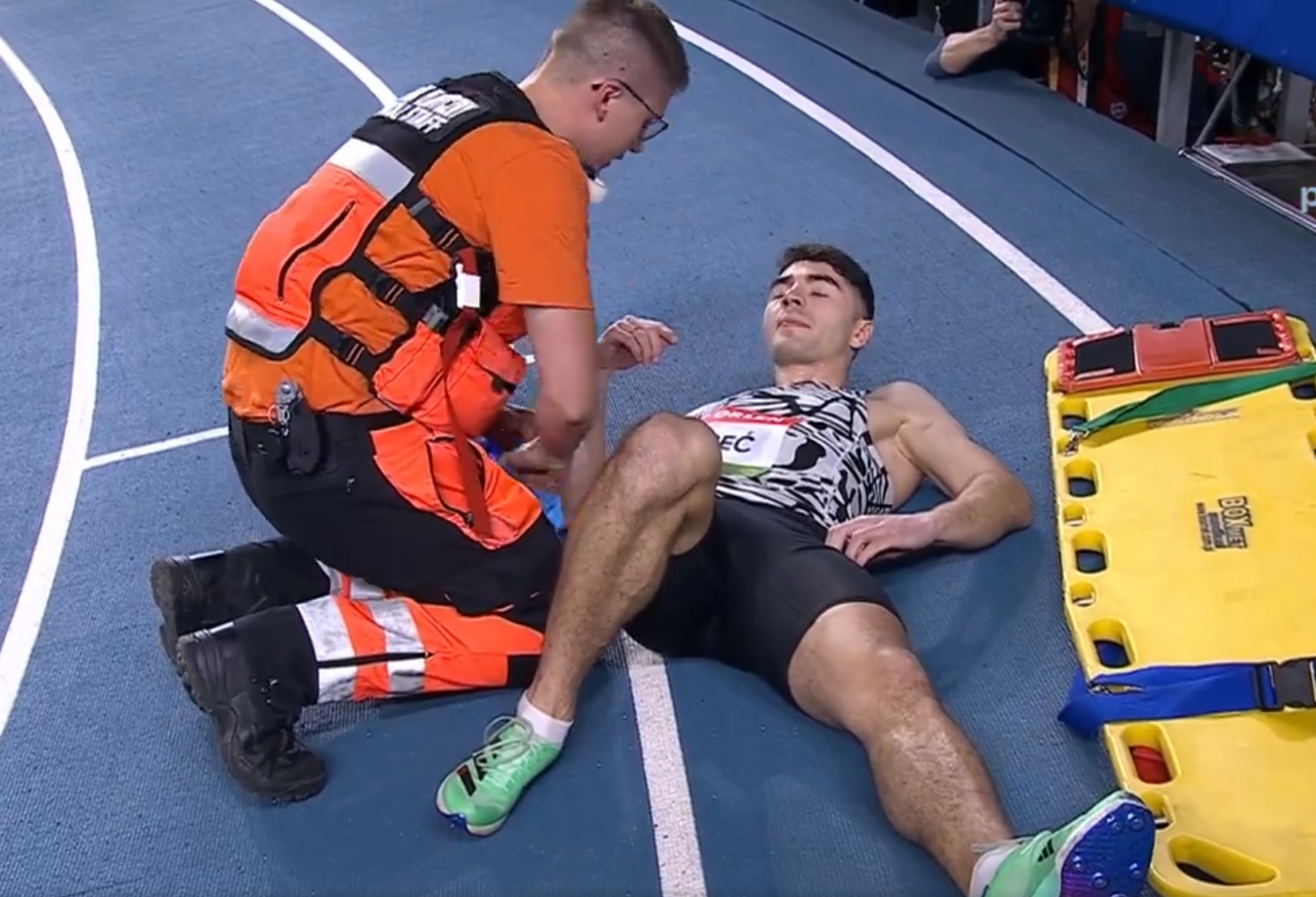Mistrz Polski opuścił bieżnię na noszach. Nie był w stanie wystąpić w finale [WIDEO]