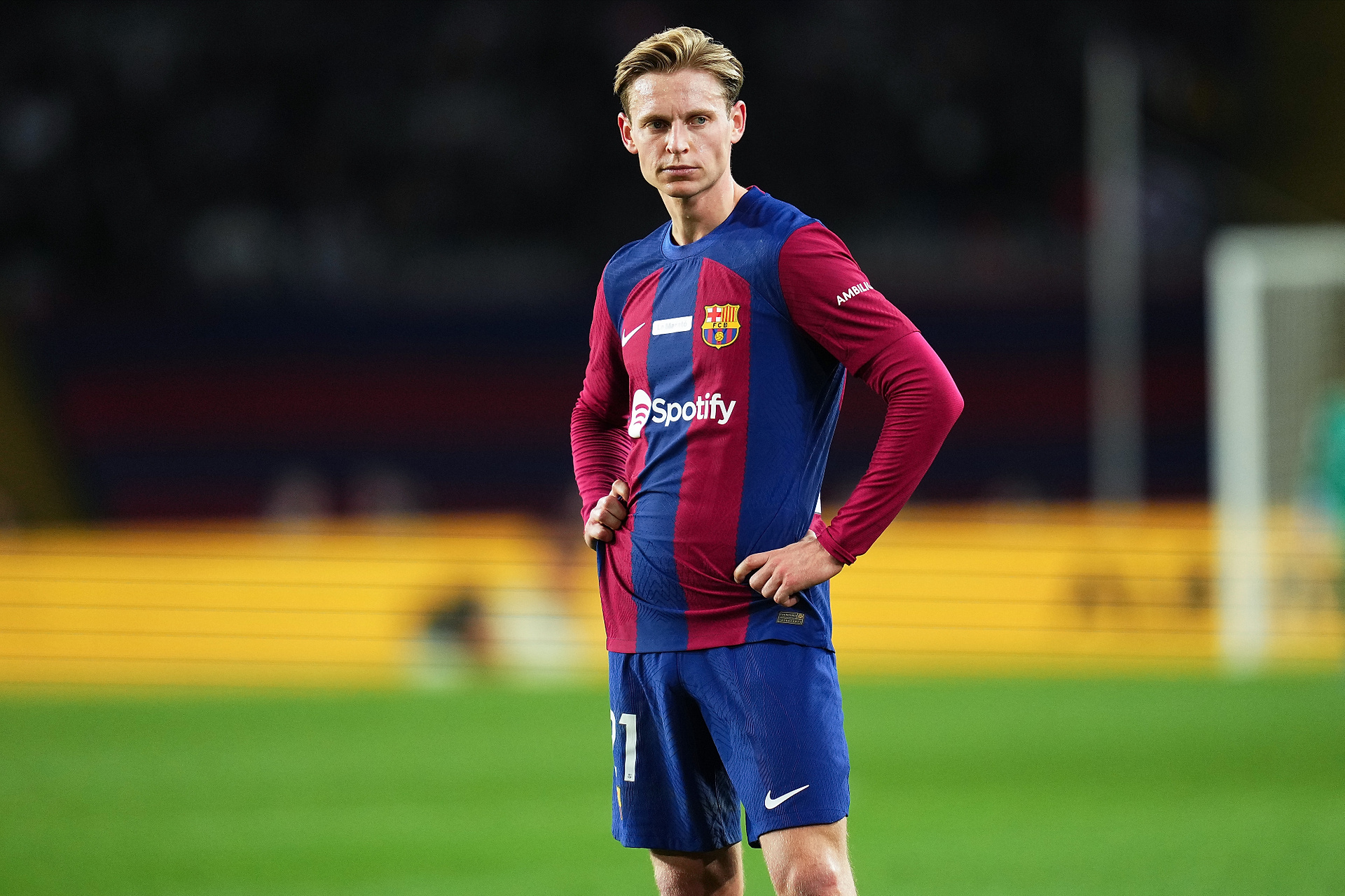 Bajońskie zarobki De Jonga?! Piłkarz Barcelony reaguje na plotki