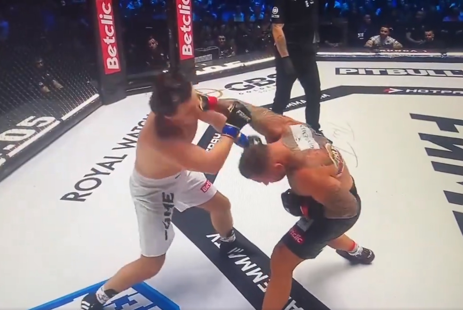 Mógł walczyć jedną ręką, a i tak wygrał z Marconiem! Kuriozalne starcie na Fame MMA [WIDEO]