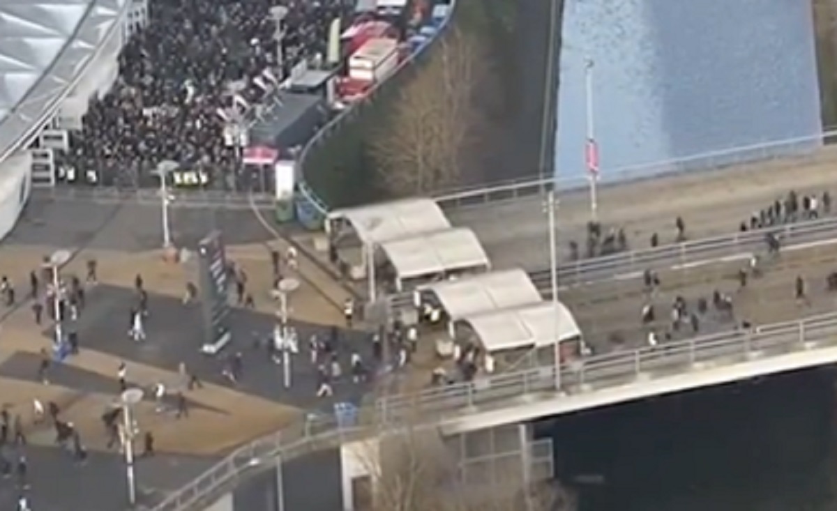 Fani West Hamu nie wytrzymali blamażu w derbach. Tysiące kibiców wyszły ze stadionu w trakcie meczu [WIDEO]