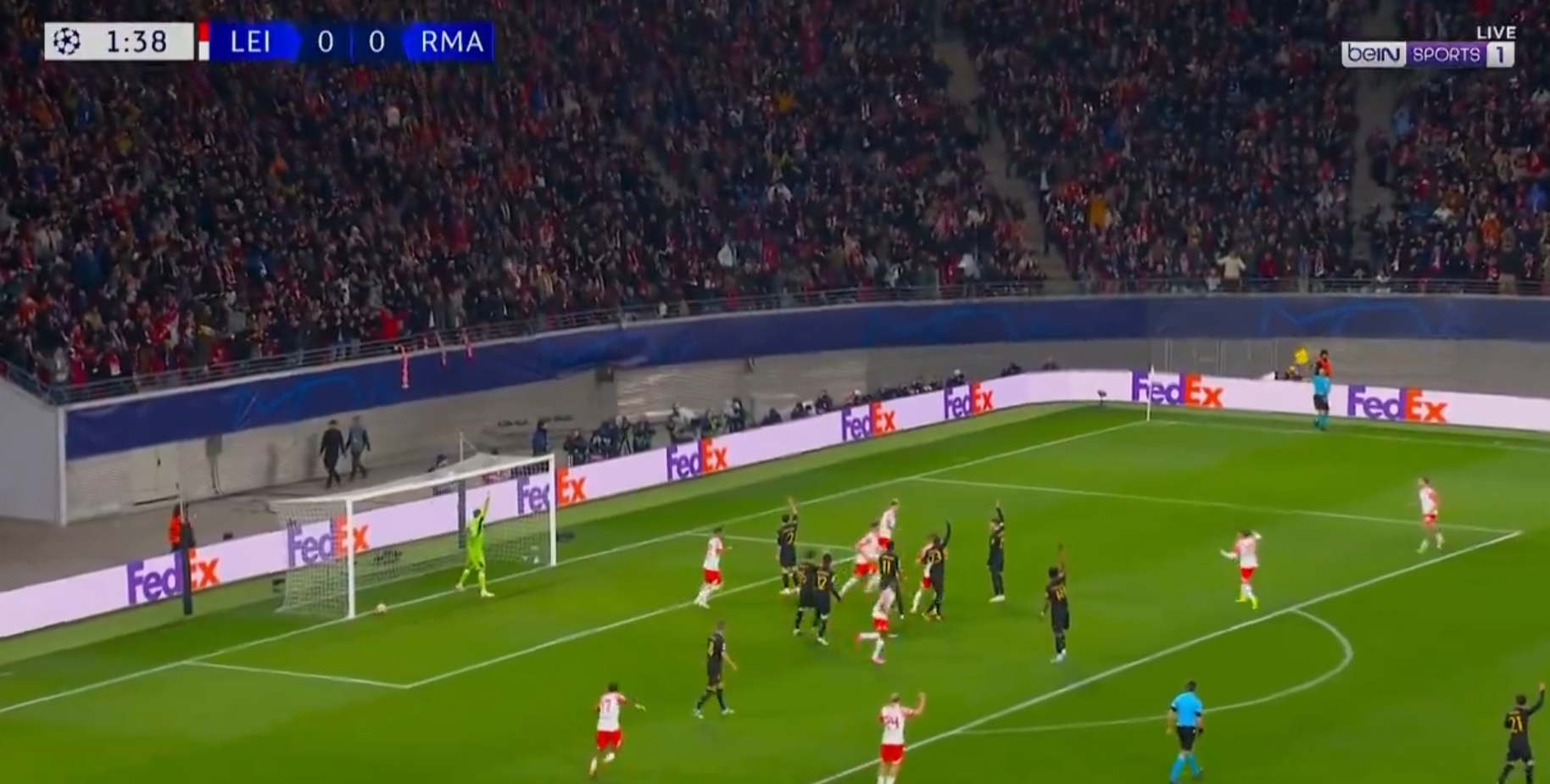 O włos od kuriozalnego gola w Lidze Mistrzów! Real Madryt miał mnóstwo szczęścia już w 2. minucie [WIDEO]