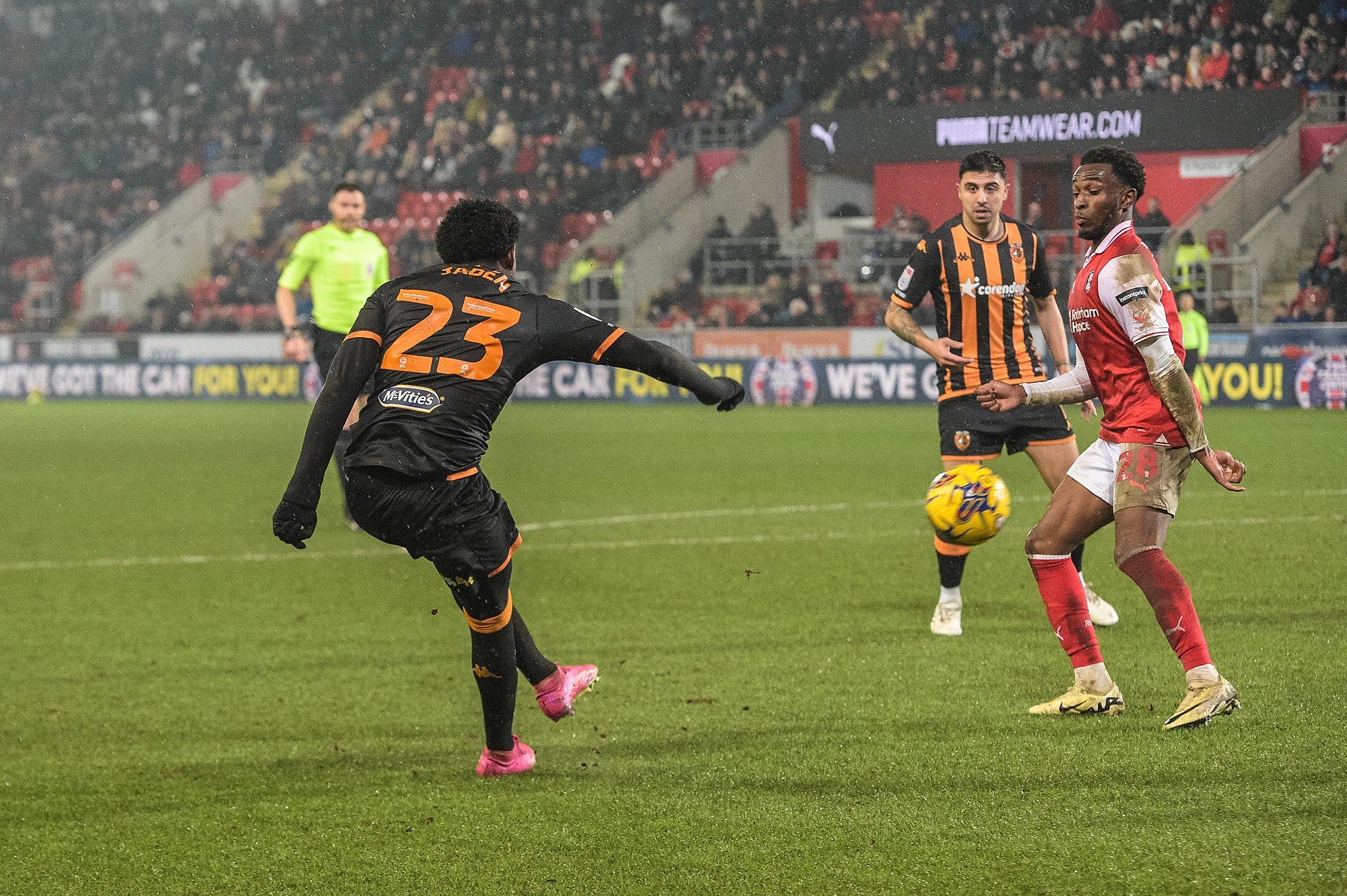 Zabawił się z rywalem i uderzył raboną. Spektakularny gol w Anglii. "Dajcie mu już nagrodę Puskasa" [WIDEO]