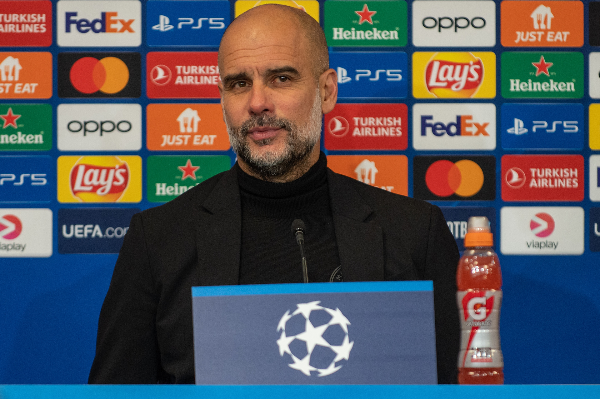 "Przykro mi z tego powodu". Pep Guardiola przeprosił piłkarza, odniósł się do słów z wywiadu