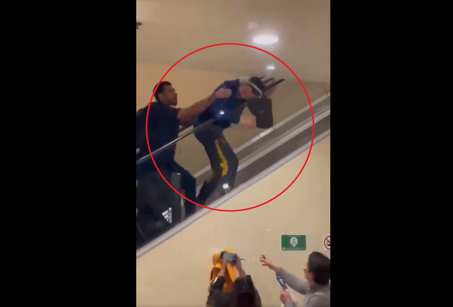 Francuski piłkarz był o krok od tragedii na ruchomych schodach. Uratował go kolega z zespołu [WIDEO]