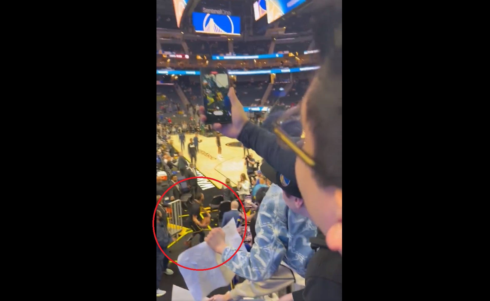 Stephen Curry znów to zrobił! Kosmiczny rzut gwiazdora NBA, wywołał wrzawę na trybunach [WIDEO]