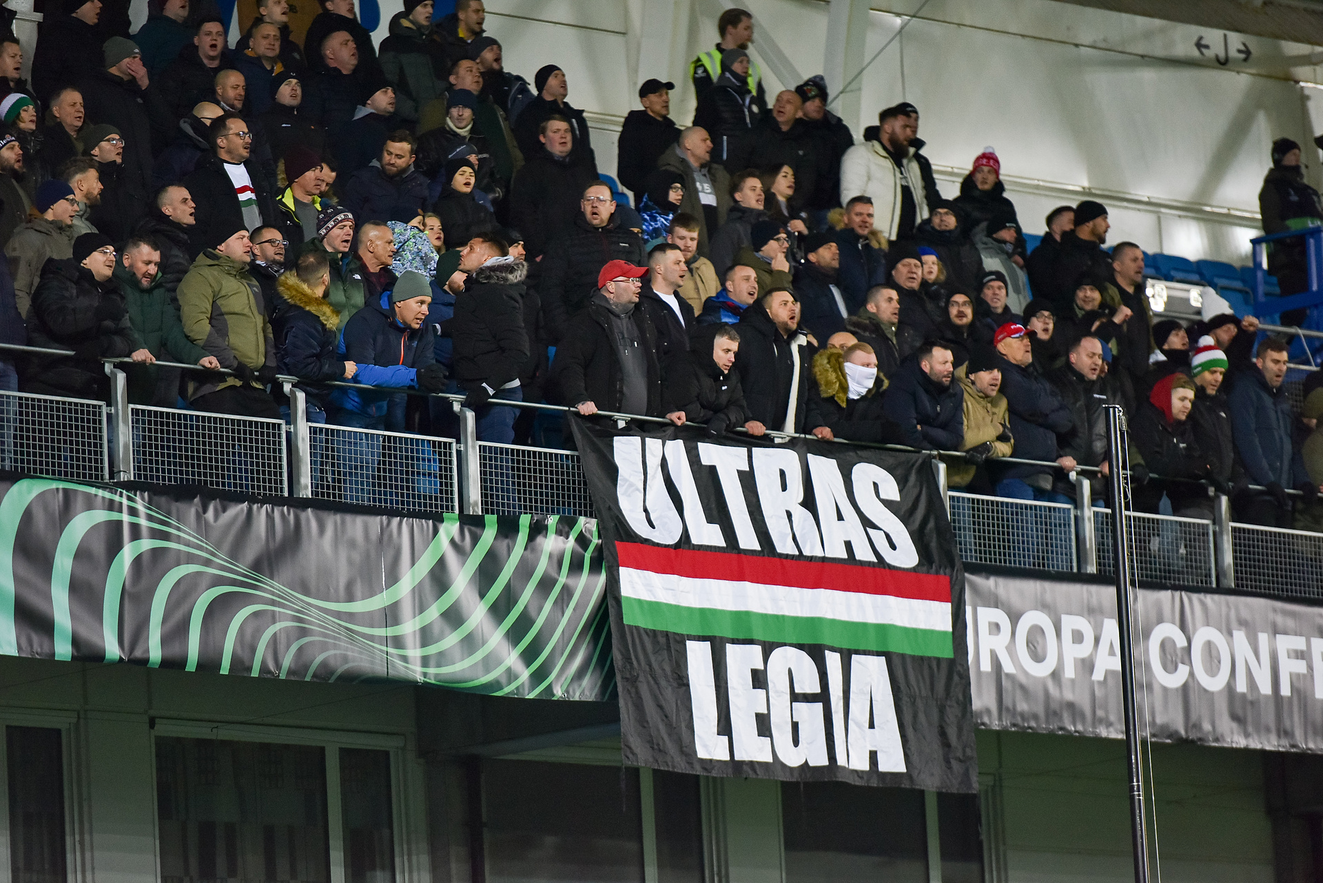 Kibice Legii Warszawa przechytrzyli UEFA. Weszli na mecz Ligi Konferencji mimo zakazu od federacji [WIDEO]