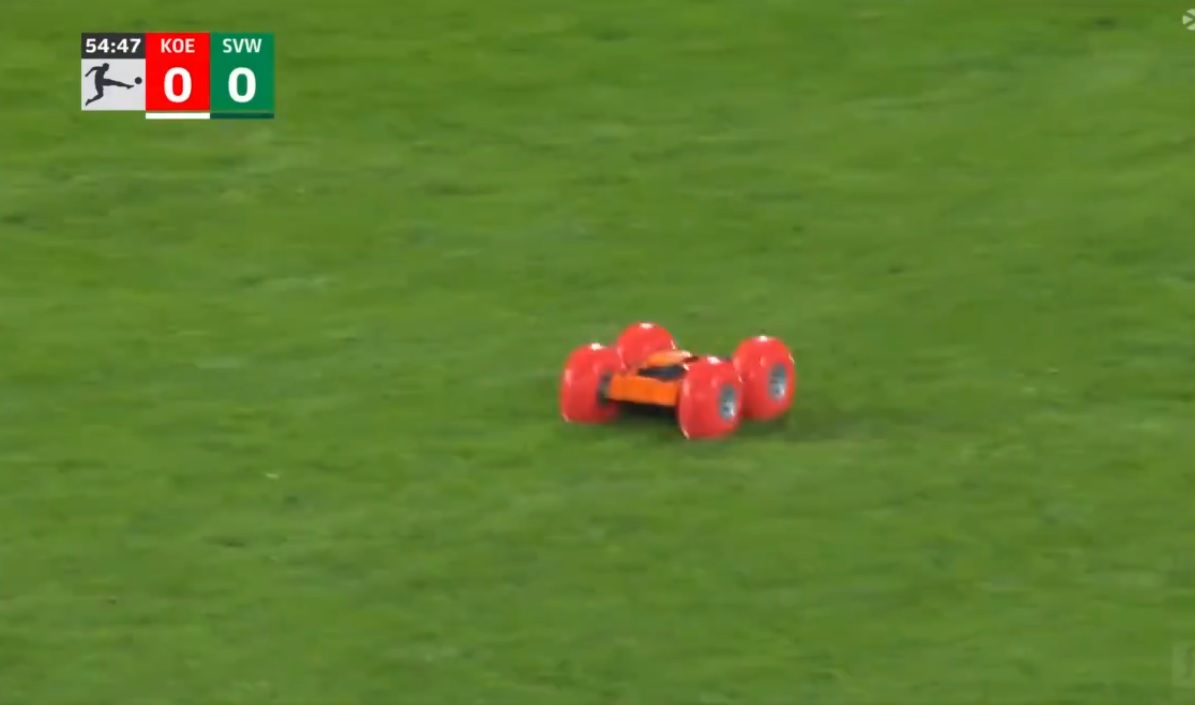 Kibice przeszli samych siebie. Pojazdy zakłóciły mecz Bundesligi [WIDEO]