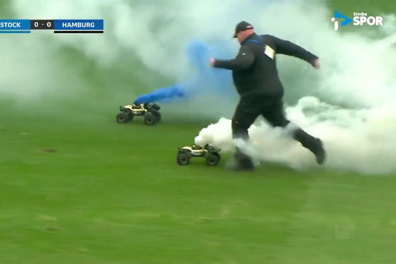 Na boisko wjechały... samochodziki z flarami. Kolejna odsłona protestu niemieckich kibiców [WIDEO]