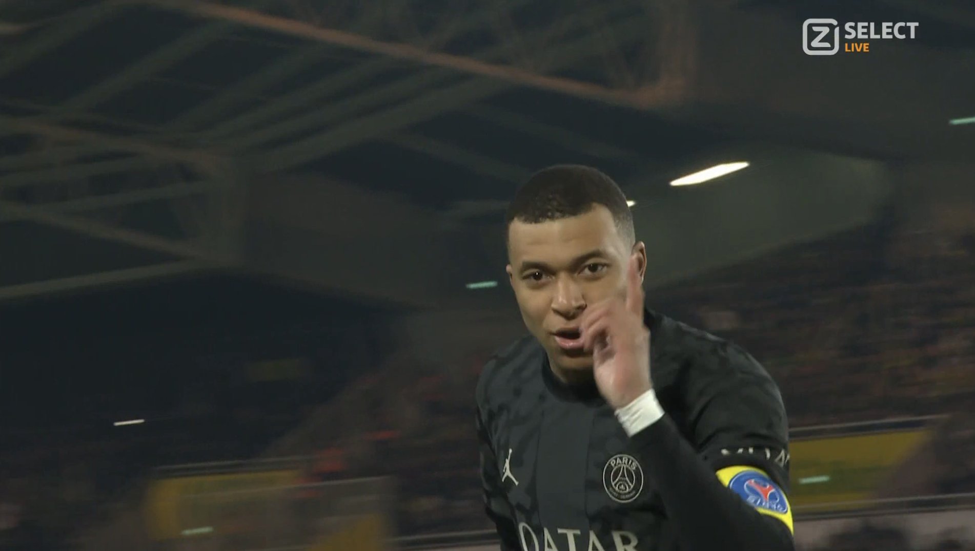 Mbappe zaczął na ławce, ale i tak błysnął w PSG. Mistrzowie Francji długo męczyli się z Nantes [WIDEO]