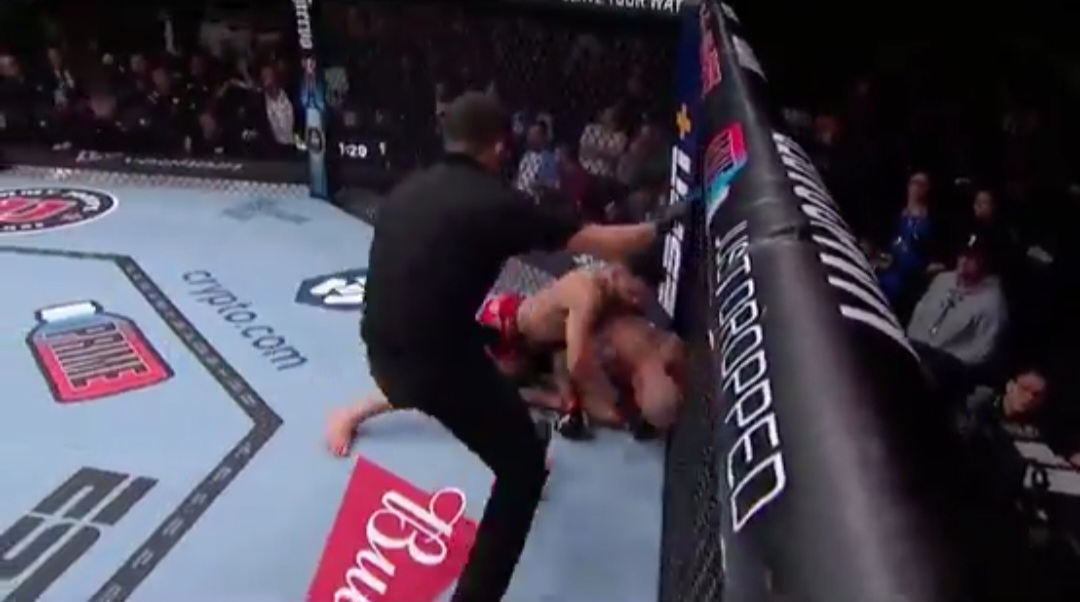 Popisowy nokaut w walce wieczoru na gali UFC! Nowy mistrz rozbił legendę i wyzwał Conora McGregora [WIDEO]