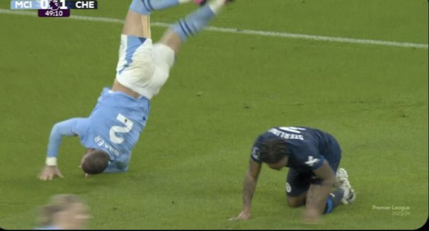 Nie dostał rzutu karnego i prawie stanął na głowie. Dziwne zachowanie zawodnika Manchesteru City [WIDEO]