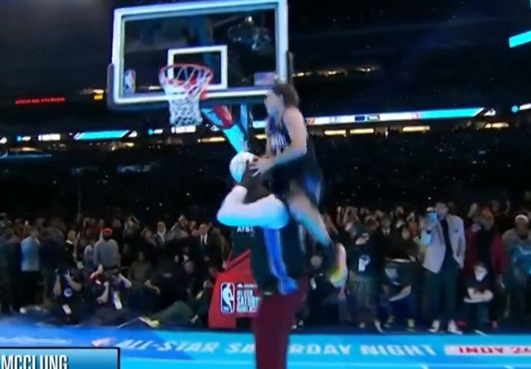 Skradł show podczas konkursu wsadów! Przeskoczył nad legendą NBA, zdeklasował rywali [WIDEO]