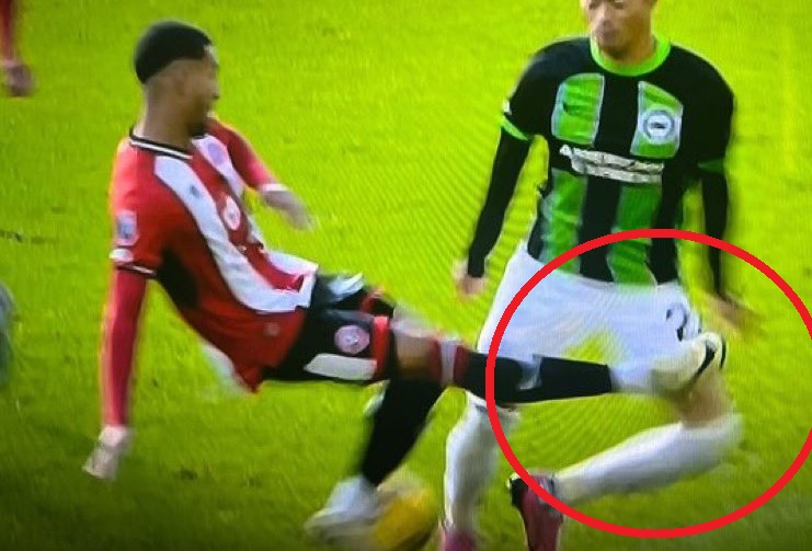 Koszmarny atak na rywala w meczu Premier League. Noga aż wygięła się w drugą stronę [WIDEO]