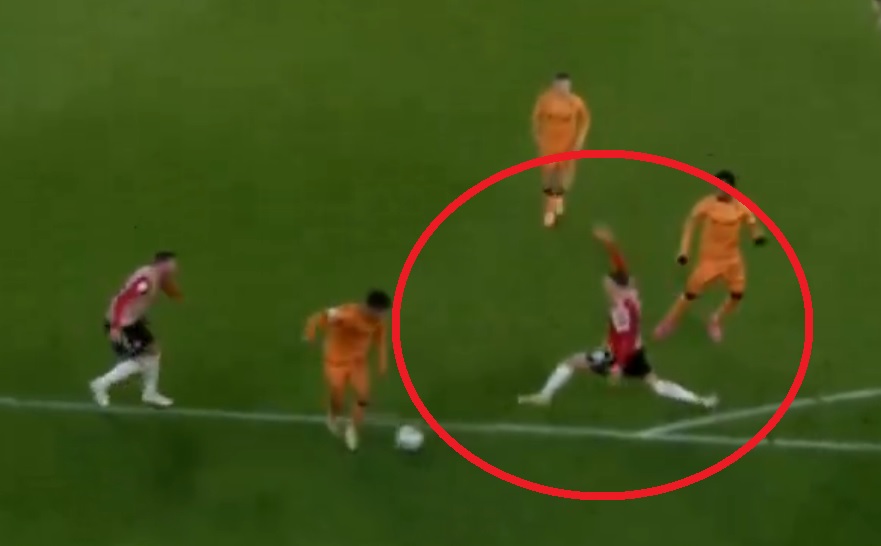 Komedia pomyłek w defensywie Southampton. Bednarek przyczynił się do straconego gola [WIDEO]