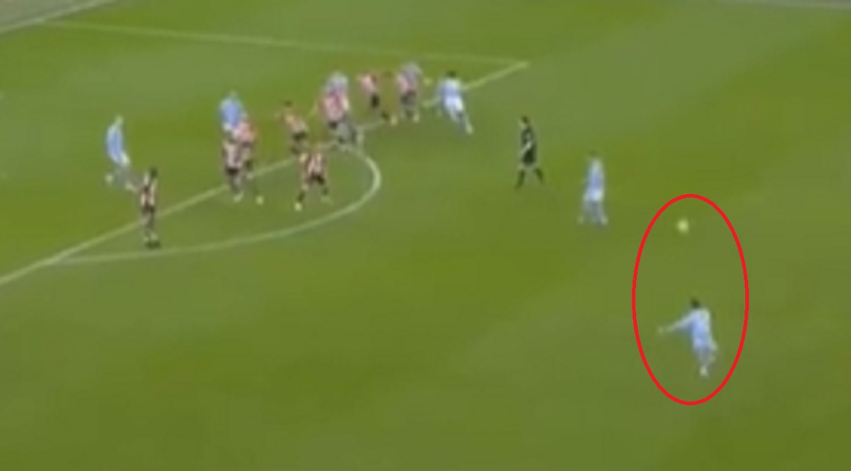Kuriozalny rzut wolny w wykonaniu gracza Manchesteru City. Konsternacja. Co on chciał zrobić? [WIDEO]