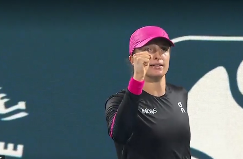 Iga Świątek w ćwierćfinale w Dubaju! Zaczęło się od demolki, potem była ciężka walka [WIDEO]