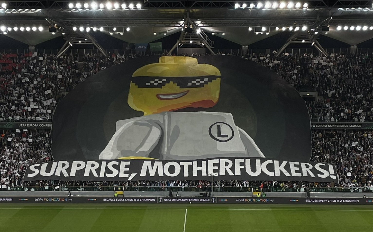"UEFA wygrała", a po chwili... coś takiego. Kibice Legii Warszawa znów zaskoczyli oprawą [WIDEO]