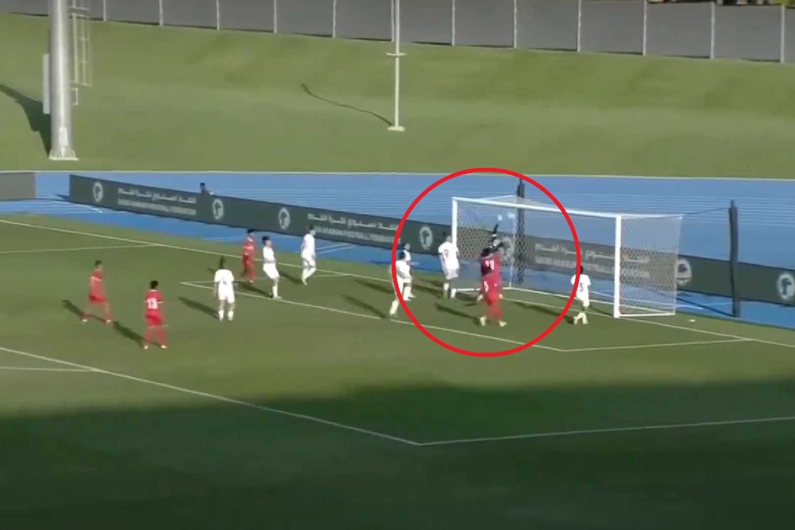 Spektakularny gol bezpośrednio z rzutu rożnego. Piłka znalazła się za kołnierzem bramkarki [WIDEO]