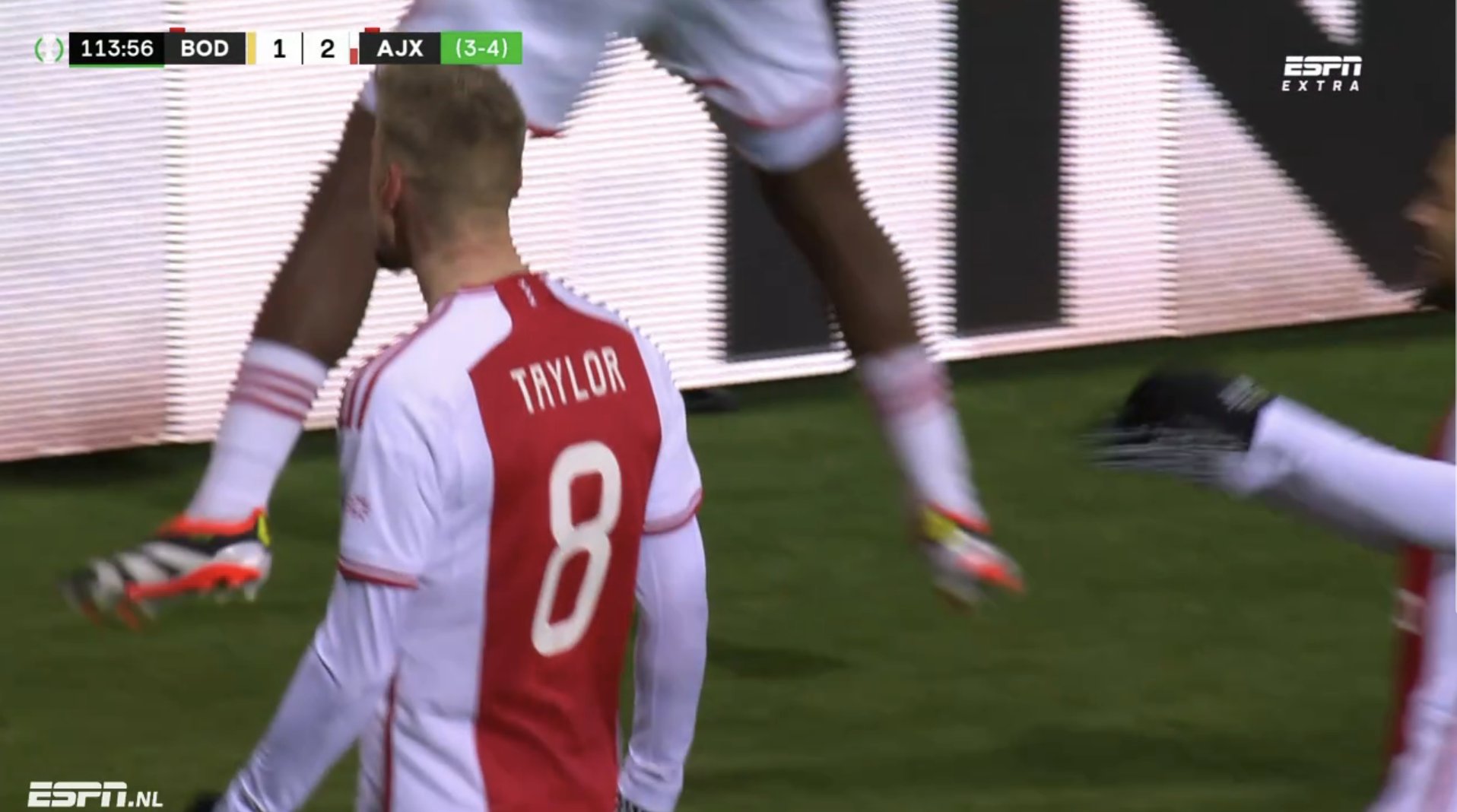 Centrostrzał na wagę awansu. Ajax cudem pokonał rywali [WIDEO]