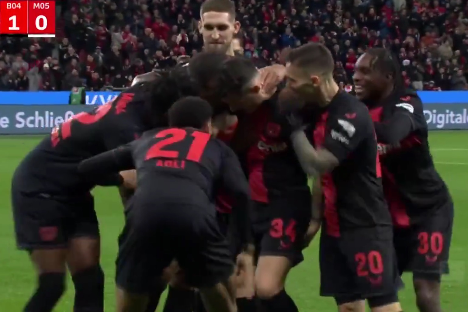 Bayer Leverkusen wciąż na zwycięskiej ścieżce! Komedia pomyłek bramkarza rywali [WIDEO]