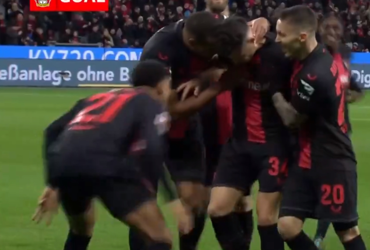 W taki sposób piłkarz Bayeru celebrował bramkę. Wystraszył kibiców oraz sztab [WIDEO]