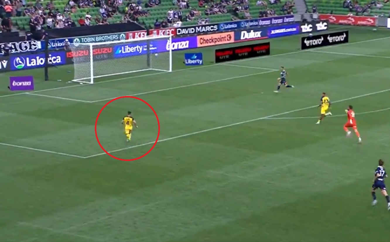 Trzy pudła w jednej akcji. Gorzej wykończyć się tego nie dało, fatalne pomyłki piłkarza [WIDEO]