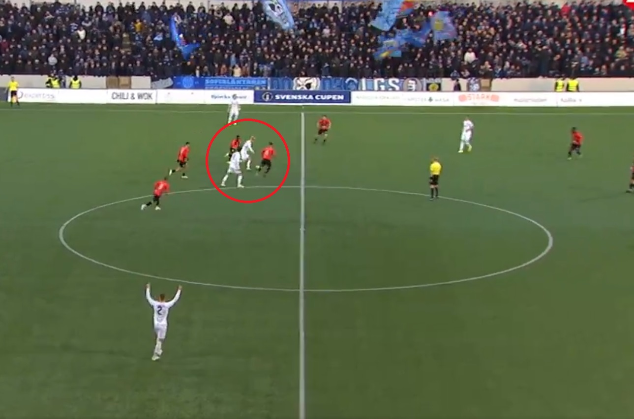 Cudowny gol wielkiego talentu! Przebiegł pół boiska, rywali mijał niczym tyczki [WIDEO]