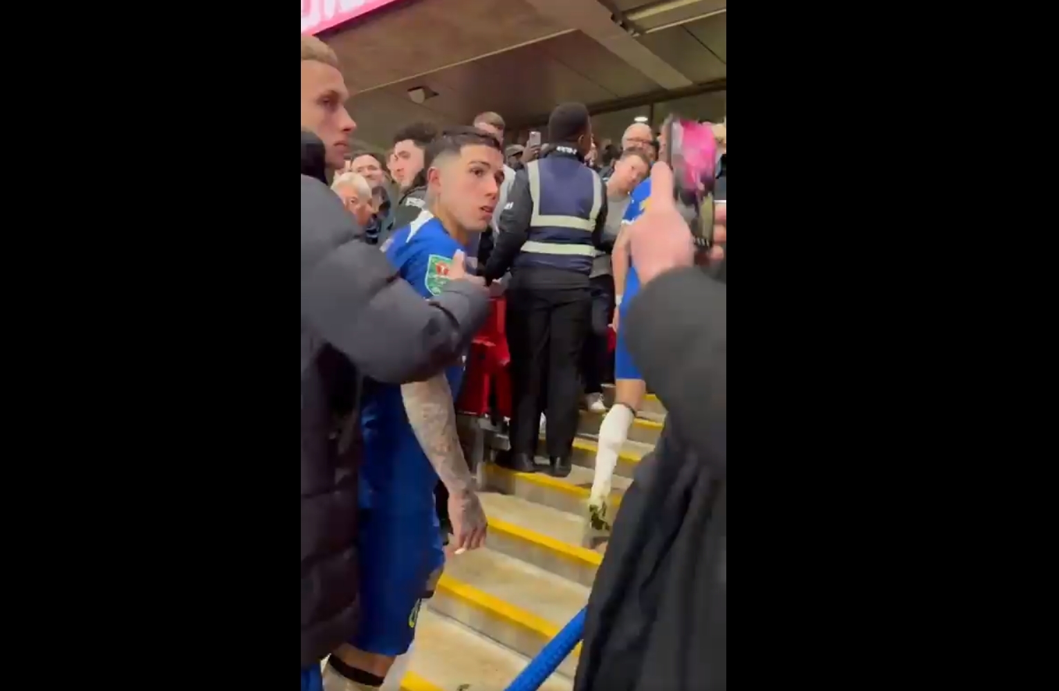 Kibic Liverpoolu naśmiewał się z piłkarza Chelsea. Wymowna reakcja gwiazdy [WIDEO]