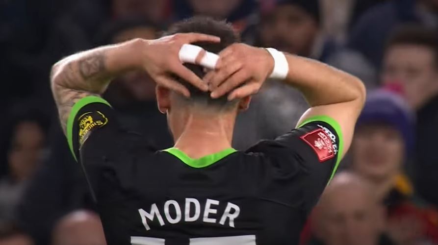 Moder wrócił do składu Brighton, był o włos od pięknego gola. Zabrakło niewiele, media oceniły Polaka [WIDEO]