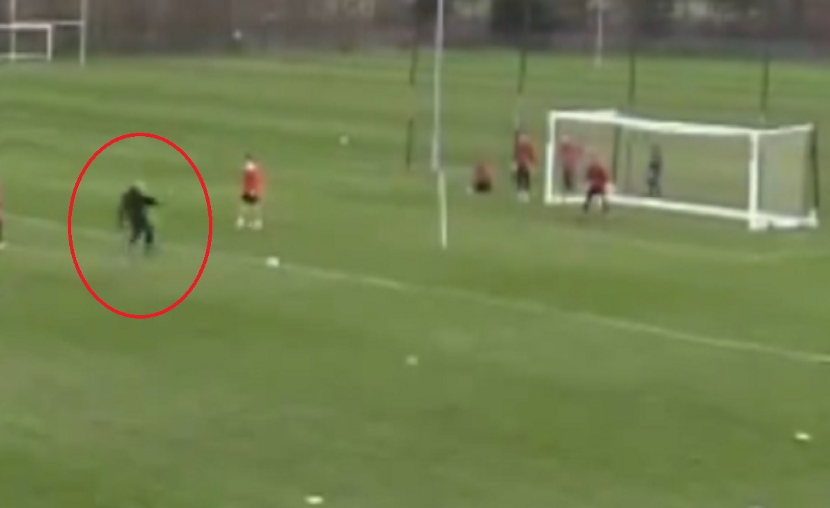 Szkoleniowiec czaruje podczas treningu. Takiego uderzenia nie powstydziłby się żaden piłkarz [WIDEO]