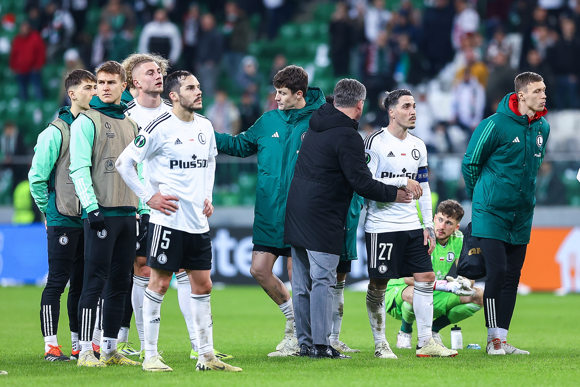 Runjaić stracił pracę przez relacje z piłkarzami? "W gabinetach to widzieli"