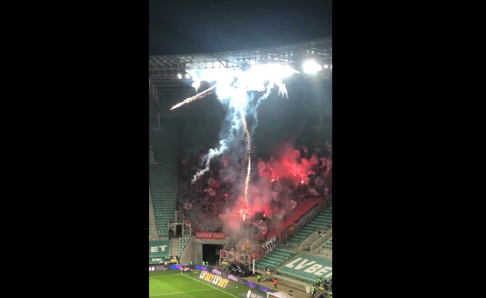 Kibice wywołali skandal w meczu Ekstraklasy. Oprawa mogła doprowadzić do tragedii [WIDEO]