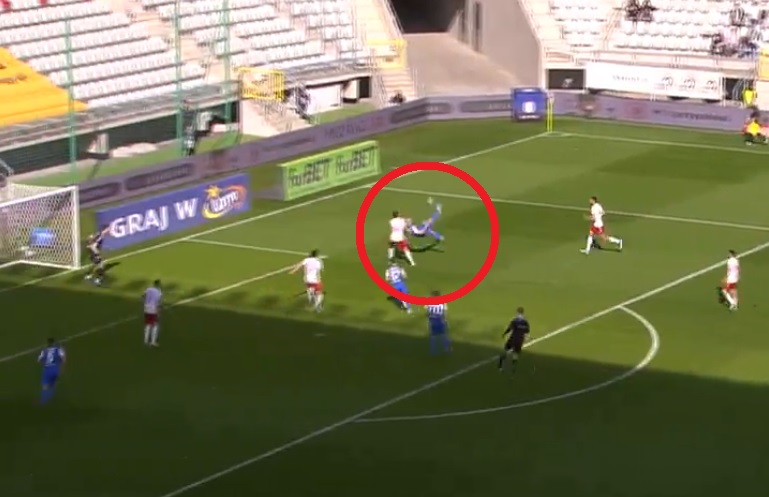 Cudowny gol w Ekstraklasie! Kolega strzelca z drużyny aż złapał się za głowę [WIDEO]