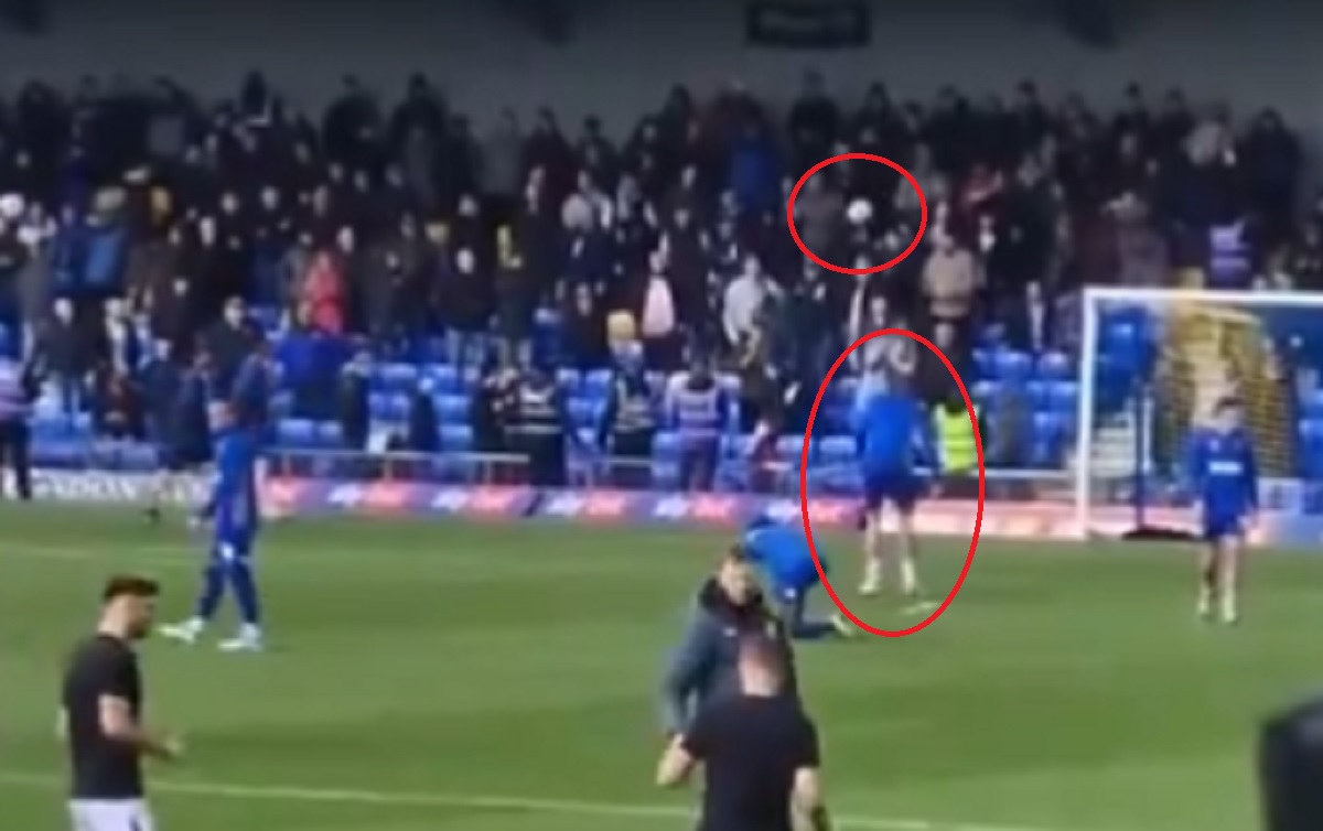 Kuriozalne zachowanie piłkarza. "Polował" piłką na kibiców drużyny przeciwnej? [WIDEO]