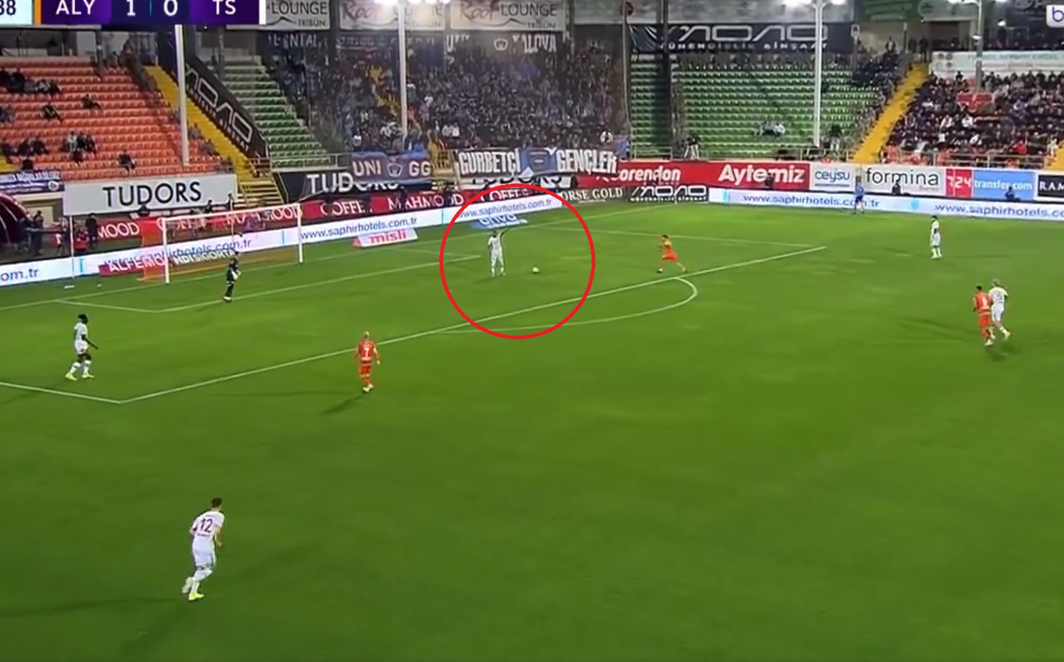 Kuriozalna bramka w Turcji. Bramkarz i obrońca byli w totalnym szoku [WIDEO]
