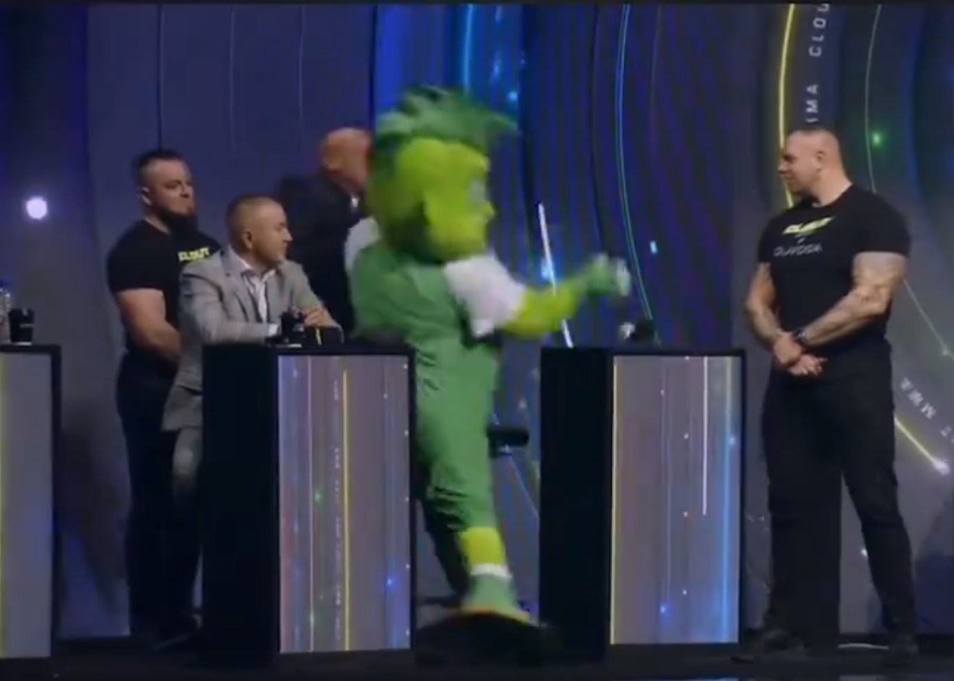 Marcin Najman zaatakowany na Clout MMA! Freak-fighter przebrał się za maskotkę [WIDEO]