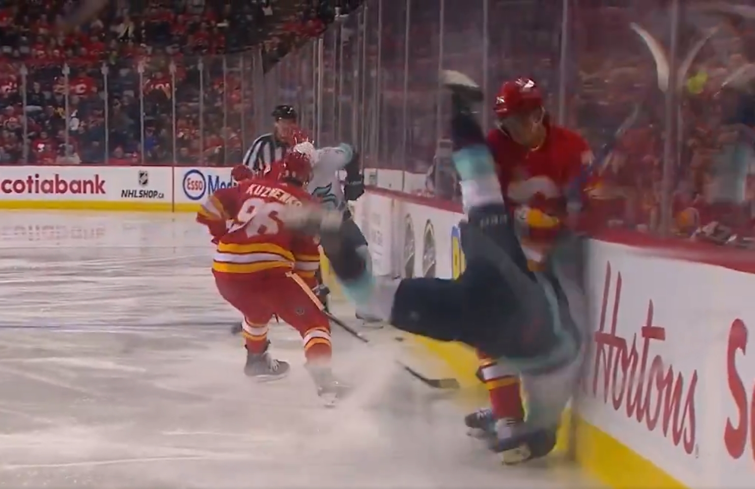 Groźne starcie w NHL. Wbił przeciwnika w bandę, cudem nic się nie stało [WIDEO]