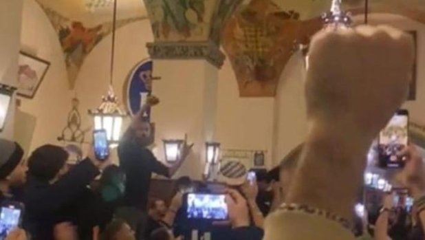 Hańba przed meczem Ligi Mistrzów. Faszystowskie śpiewy i gesty kibiców Lazio w Monachium [WIDEO]