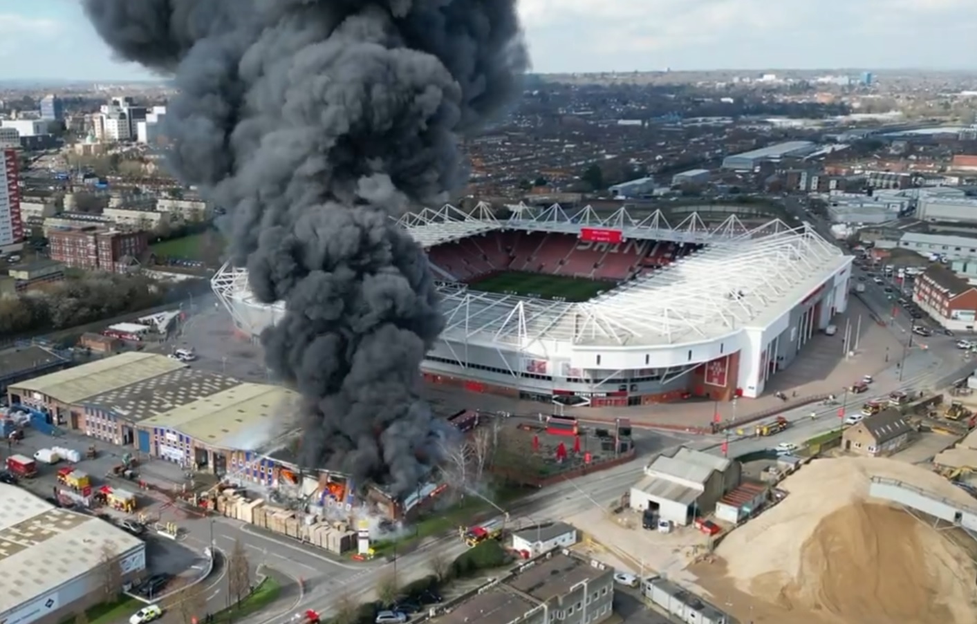 Ogromny pożar nieopodal angielskiego stadionu. Mecz został odwołany! [WIDEO]