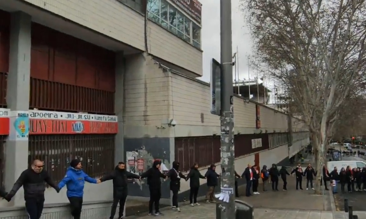 Nietypowy protest przed stadionem. Pojawiło się kilka tysięcy osób, kibice nie chcą nowego obiektu [WIDEO]