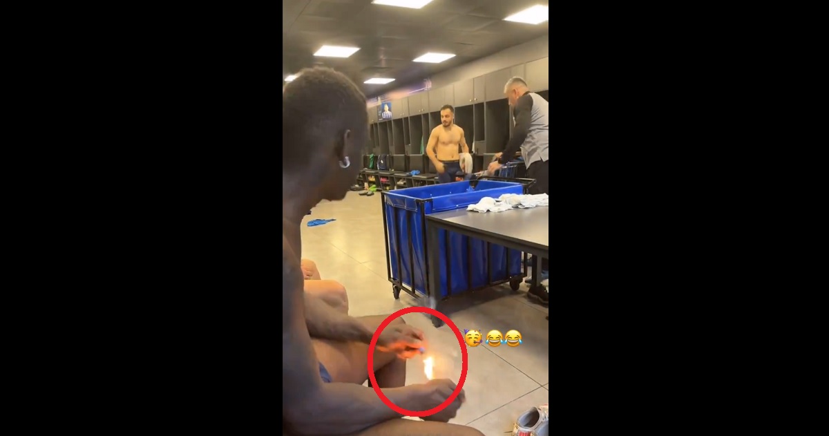 Mario Balotelli odpalił petardę w klubowej szatni. Skrajnie nieodpowiedzialne zachowanie piłkarza [WIDEO]