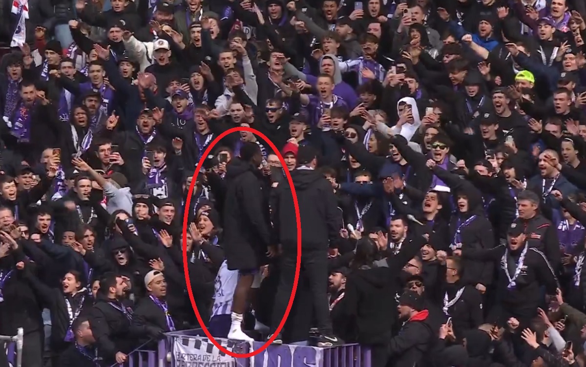 Piłkarz z Ligue 1 niespodziewanie wskoczył na trybuny. Tak potraktował klubowych ultrasów [WIDEO]