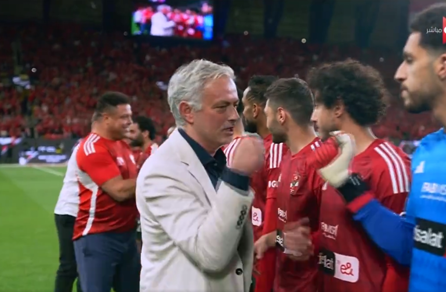 Ronaldo, Mourinho i Totti połączyli siły. Legendy futbolu zawitały na boisko, tłum oszalał [WIDEO]