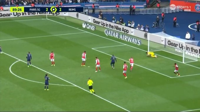 Yevhann Diouf broni strzał Kyliana Mbappe w meczu PSG - Reims Yevhann Diouf broni strzał Kyliana Mbappe w meczu PSG - Reims