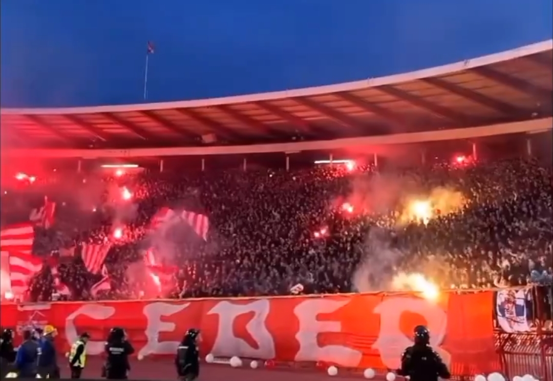 Szalona atmosfera na słynnych derbach w Europie. Trybuny zaczęły "płonąć", kibice dali show [WIDEO]